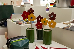 Foto af blomster på pind fra Fokus på Talent, lavet i genbrugsmaterialer. Foto © Merete Trabjerg Medhurst