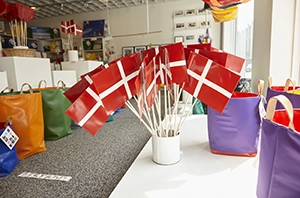 Foto af Dannebrogsflag på pind fra Fokus på Talent, lavet i genbrugsmaterialer. Foto © Merete Trabjerg Medhurst